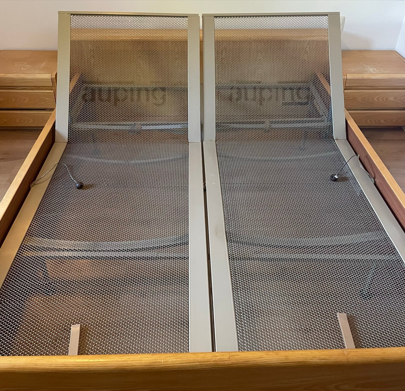 Foto 5 van Houten bed 160x200 met Auping bedbodems en nachtkastjes