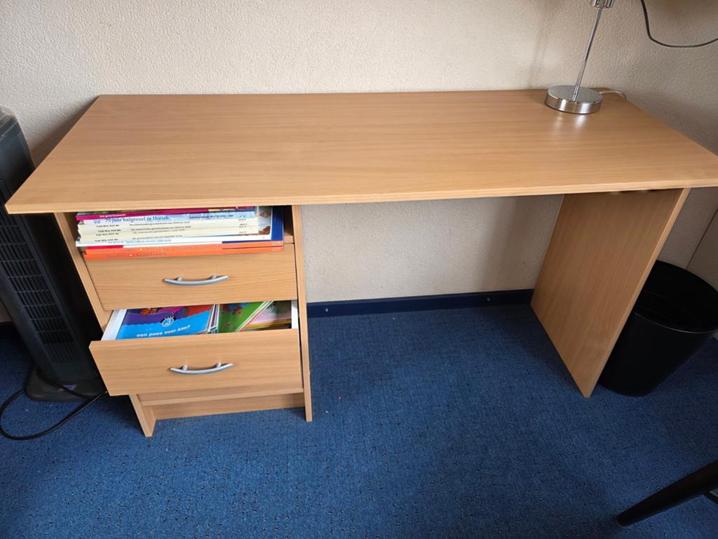 Praktisch bureau met lades - ideaal voor thuiswerkplek, Met lades, Gebruikt, Spaanplaat of MDF, Bruin