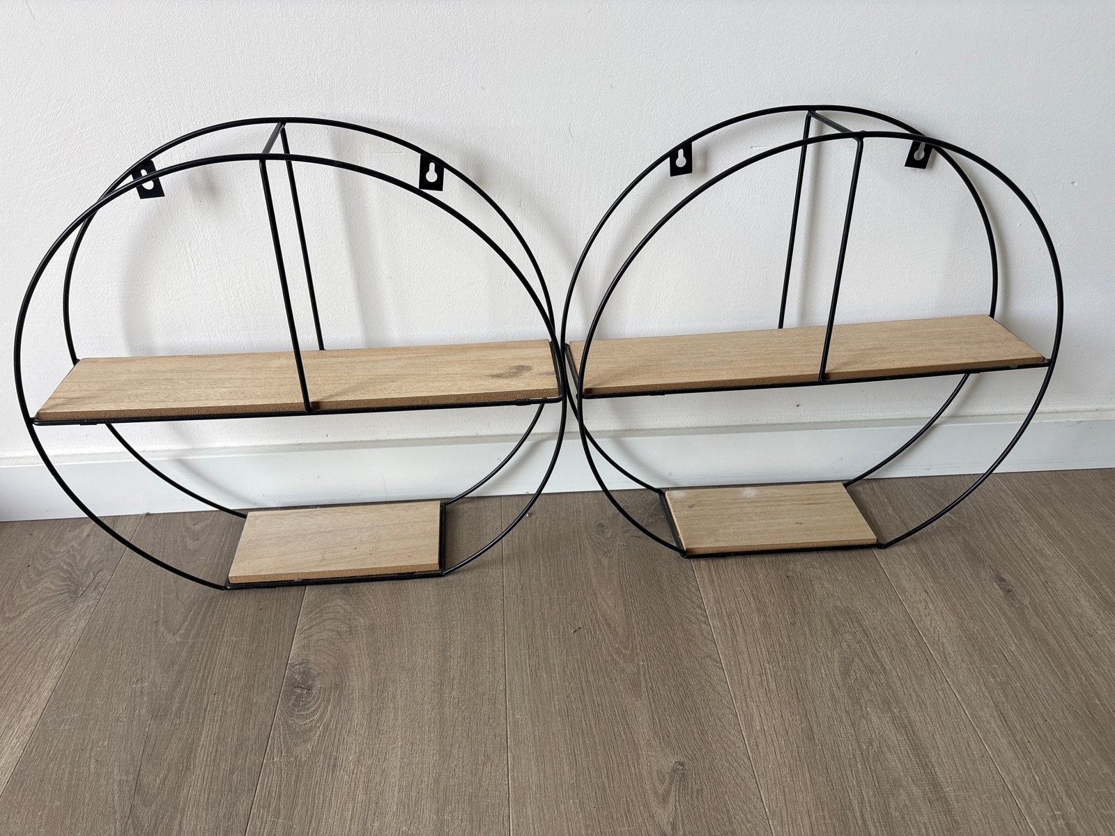 Set van 2 ronde wandplanken - Zwart metaal met hout, Huis en Inrichting, Ophalen, Gebruikt