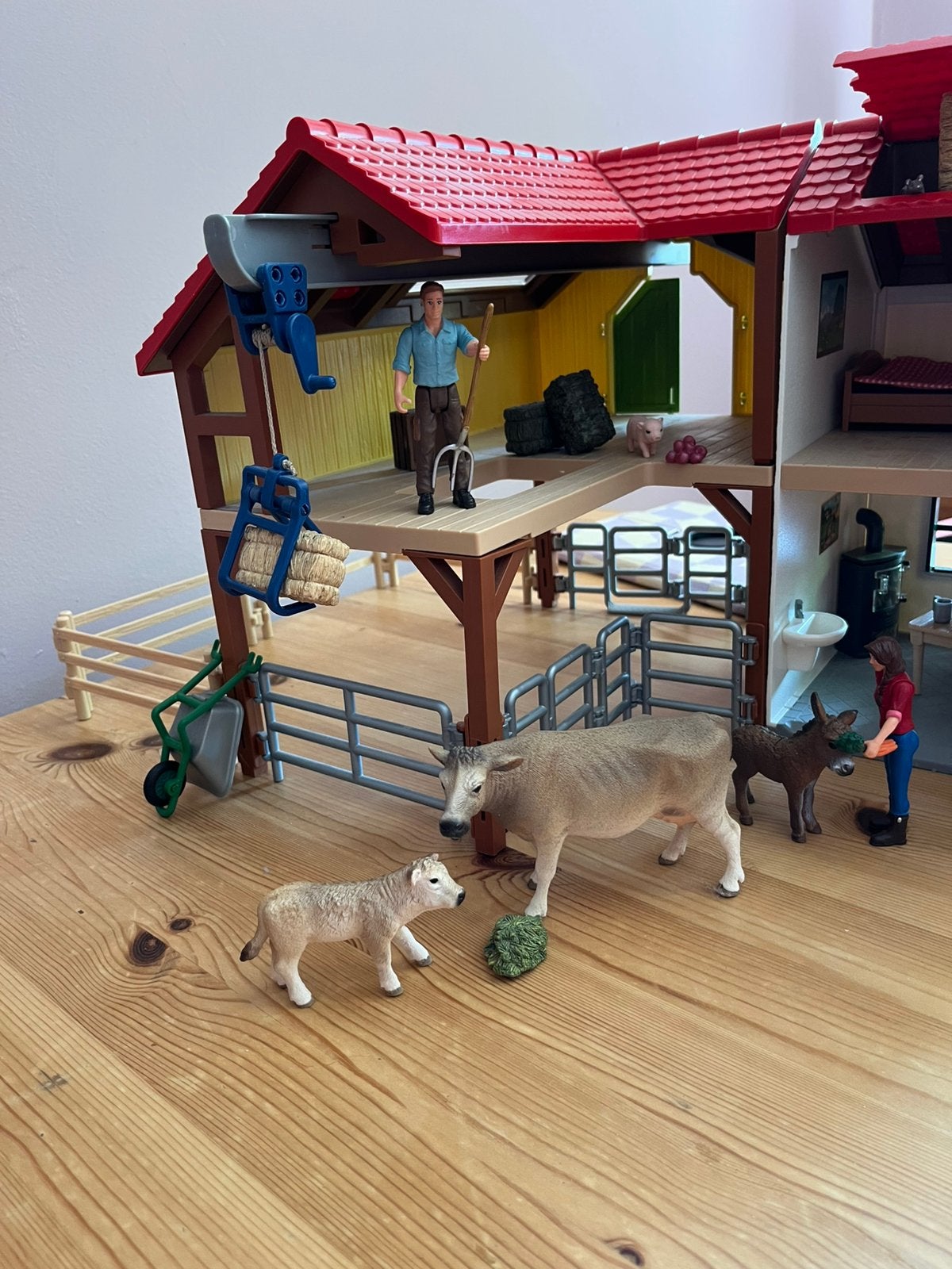 Schleich 42704 boerderij met stal en dieren., Ophalen of Verzenden, Gebruikt