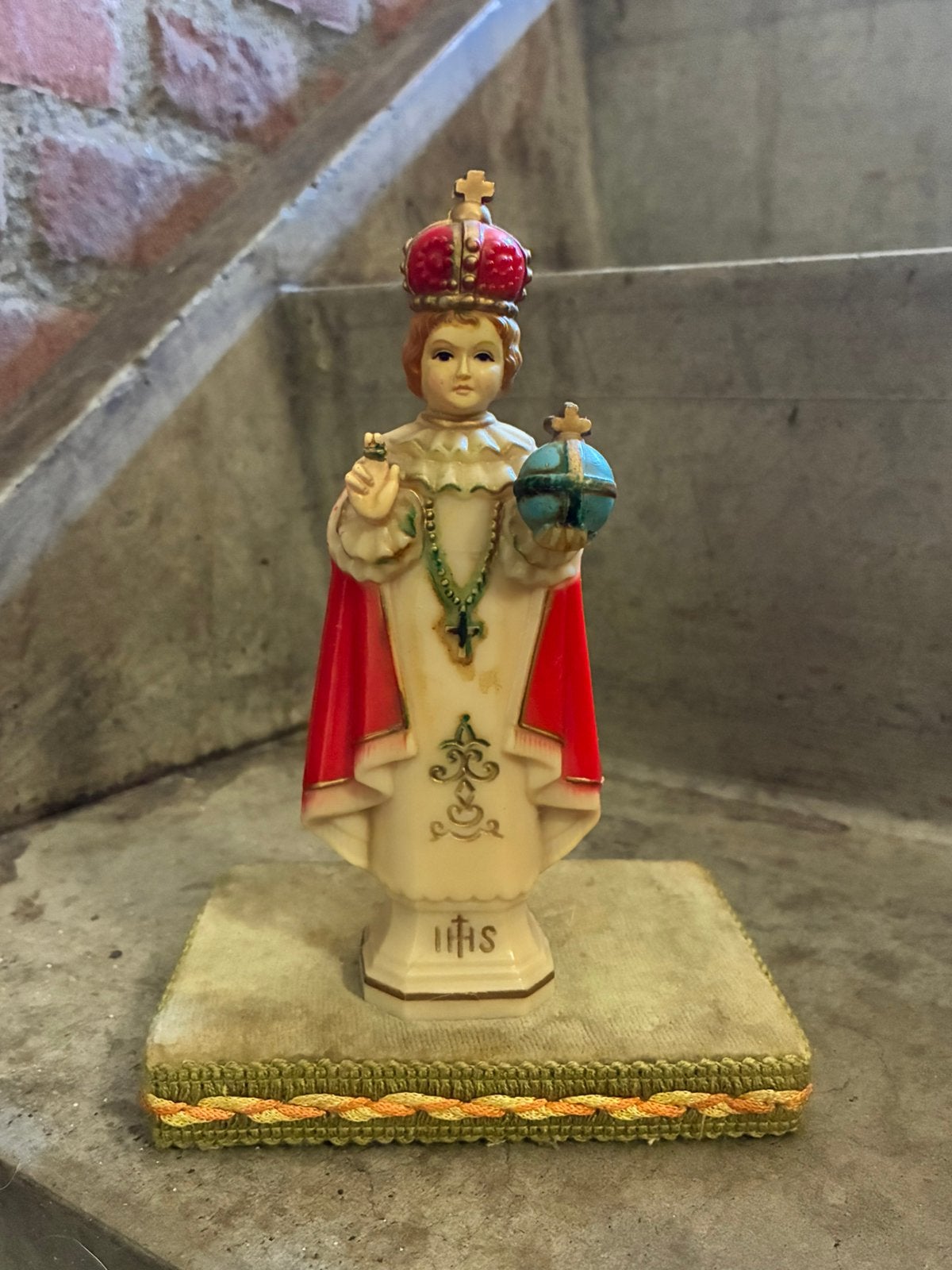 Kindje Jezus van Praag op fluwelen sokkeltje (jaren '60), Antiek en Kunst, Ophalen of Verzenden