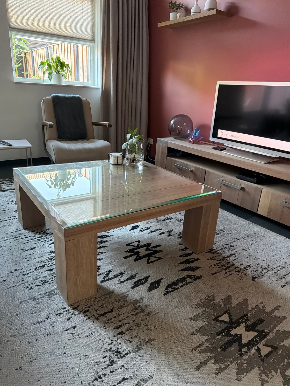 Stijlvolle salontafel met glazen blad en houten onderstel, Huis en Inrichting, Ophalen, 50 tot 100 cm, Zo goed als nieuw, 5 – 50