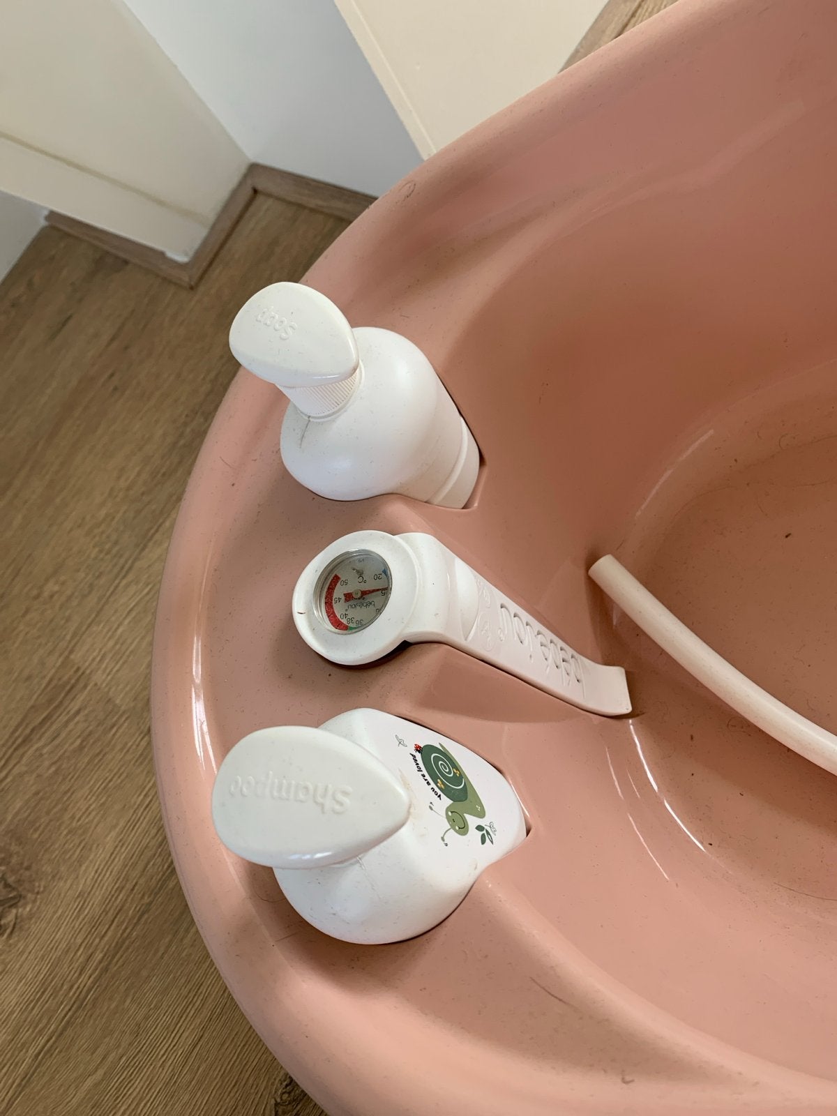 Bébé-jou babybadje met thermometer en shampoo/zeep houders, Ophalen, Gebruikt, Badje, Bébé-jou