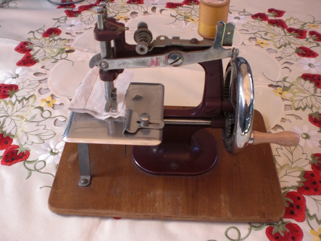 Antiek kinder naaimachientje, Antiek en Kunst, Antiek | Naaimachines, Ophalen of Verzenden