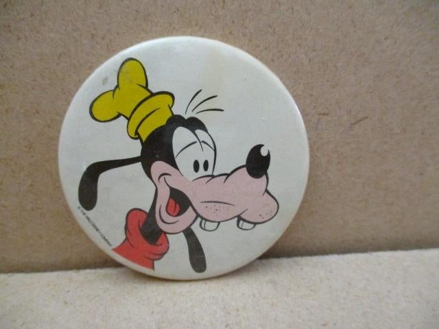 adv10268 goofy button, Verzamelen, Disney, Ophalen, Goofy of Pluto, Gebruikt, Overige typen