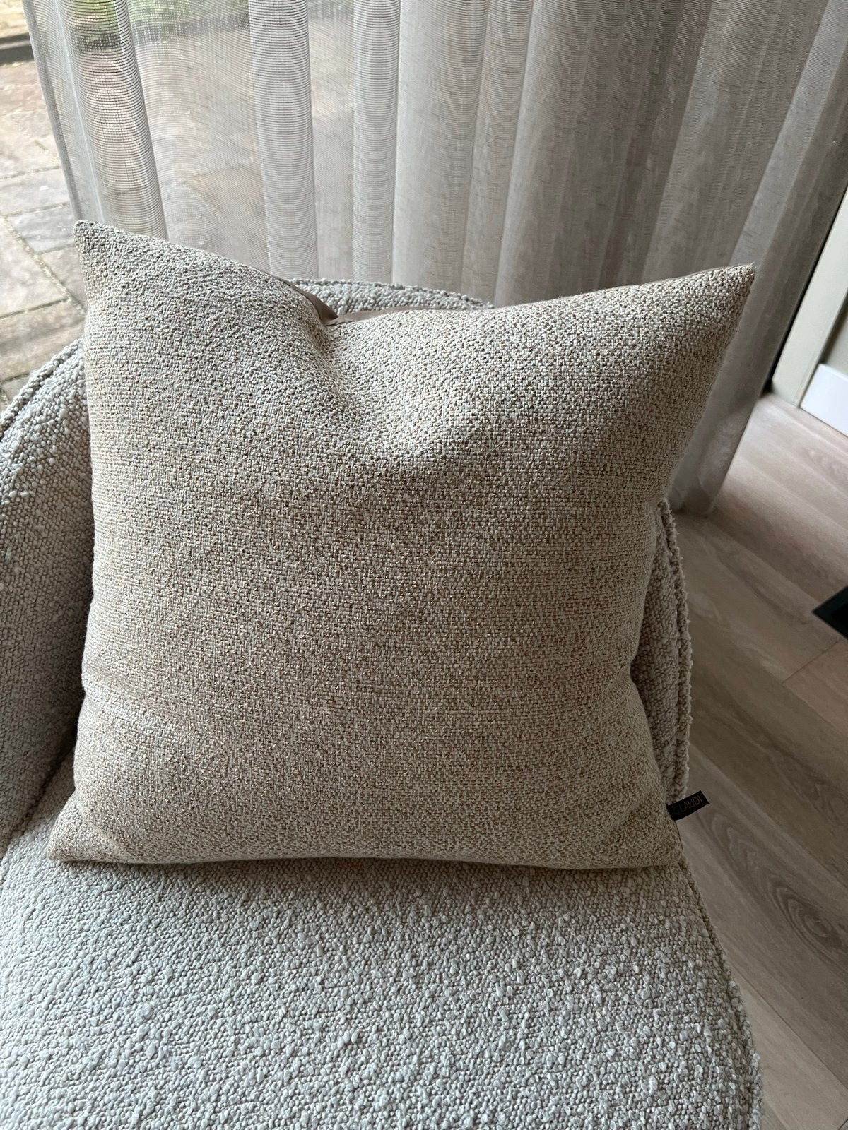 Claudi Sierkussen 40x40 cm met veren binnenkussen, Huis en Inrichting, Inclusief binnenkussen, Beige, Vierkant, Ophalen of Verzenden