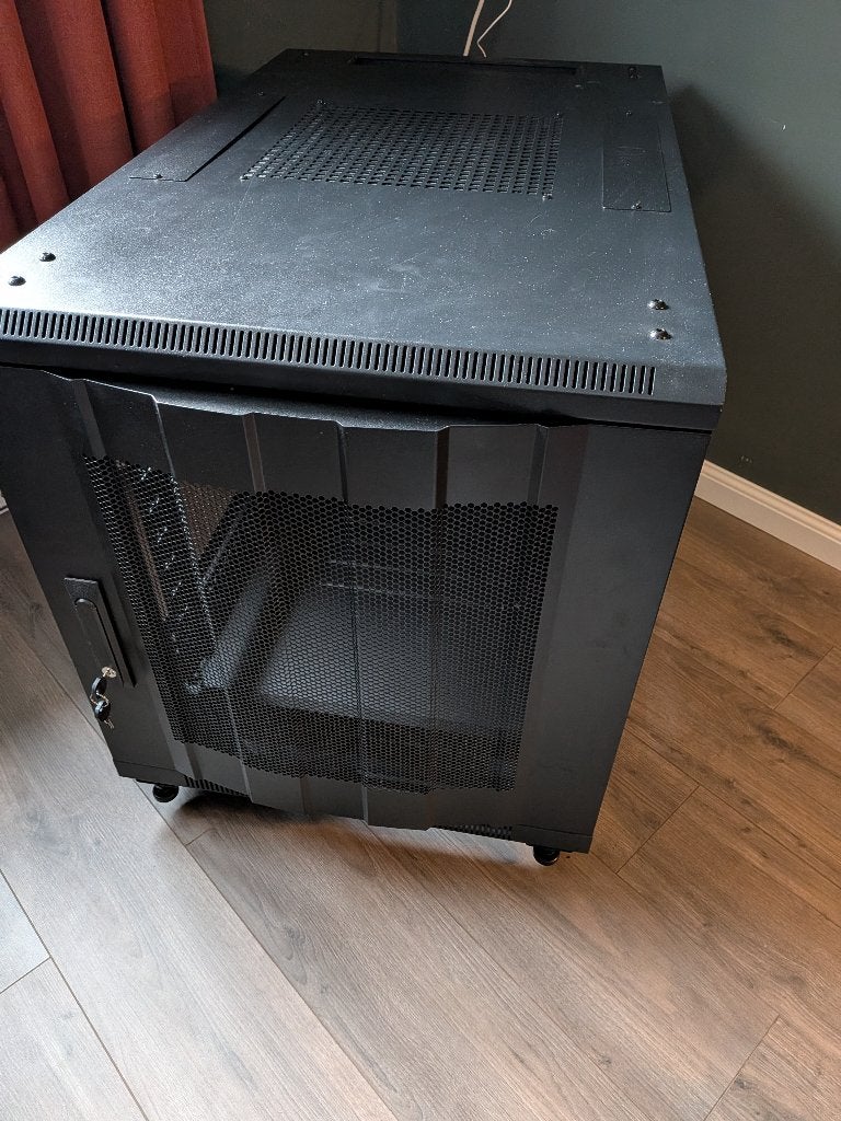 12U mini patchkast met geperforeerde voordeur, 1000mm diep, Computers en Software, Serverkasten, Ophalen, Zo goed als nieuw, Geperforeerd