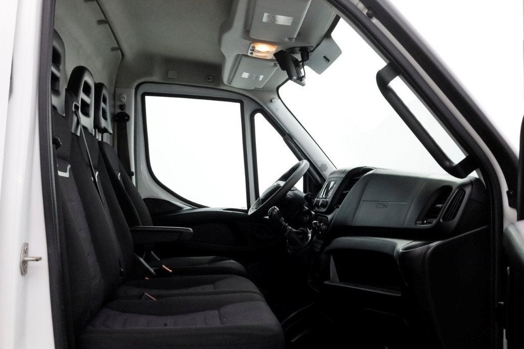 Iveco Daily 35C14 136pk L2H2 Dubbel Lucht/Luchtvering/Inrich, Auto's, Gebruikt, Euro 6, Iveco, Wit