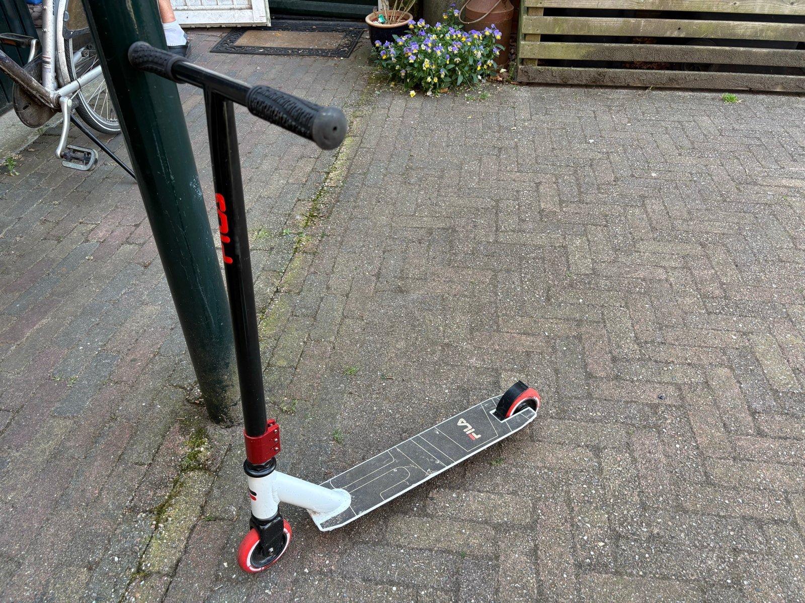 Fila Stuntstep - Wit/Zwart met Rode Accenten, Fietsen en Brommers, Steps, Ophalen, Gebruikt, Gewone step