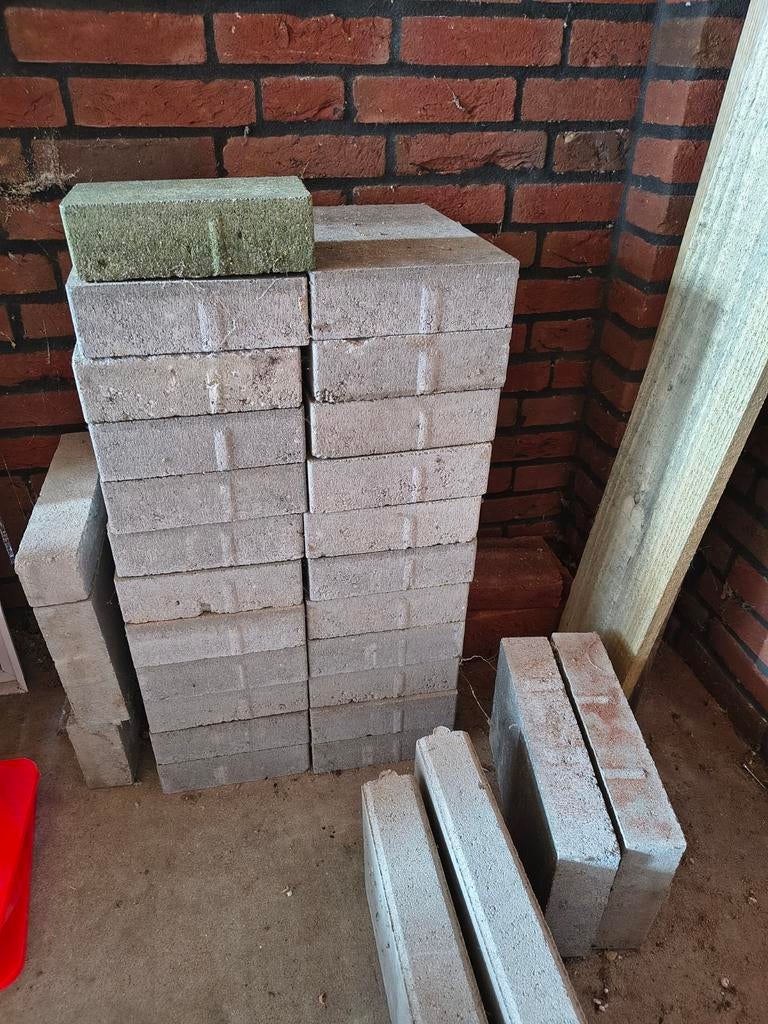 Gratis af te halen: Terrastegels en dakpannen, Ophalen, Gebruikt, Beton, Terrastegels