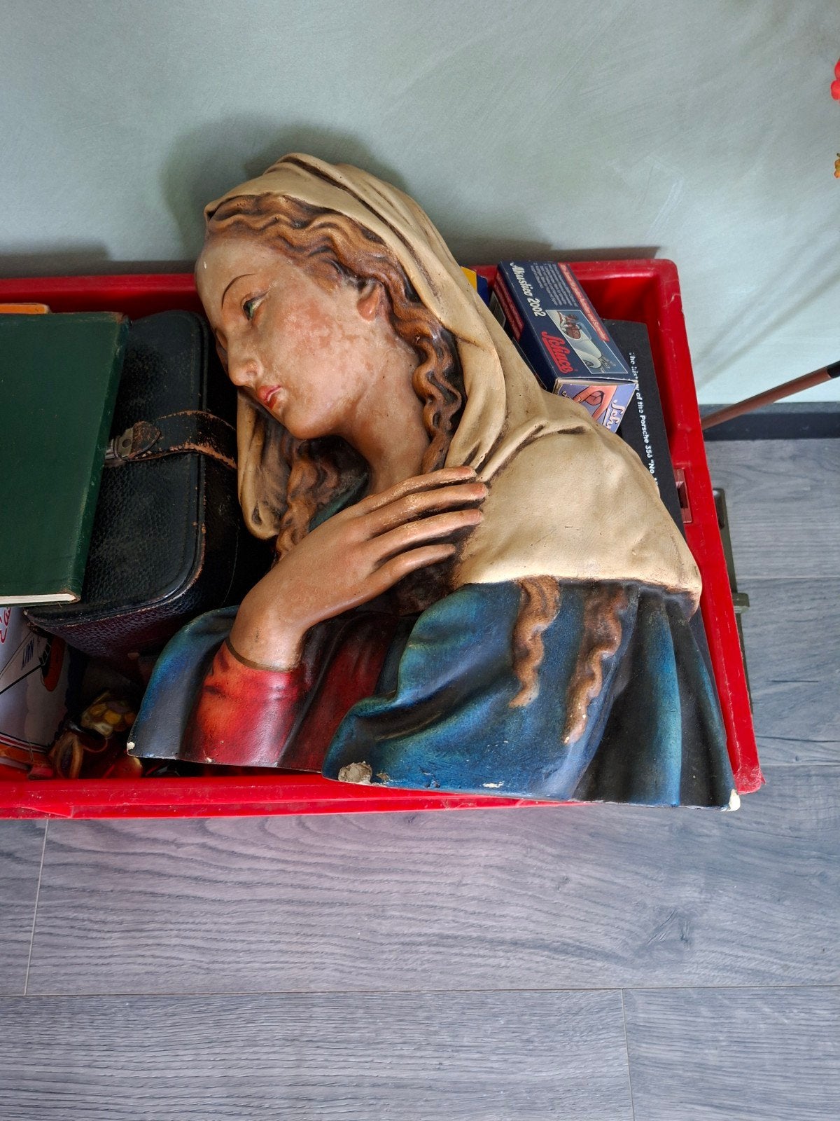 Antiek religieus beeld van Maria in terracotta, Antiek en Kunst, Kunst | Beelden en Houtsnijwerken, Ophalen, Handgemaakt, 20 - 50 cm