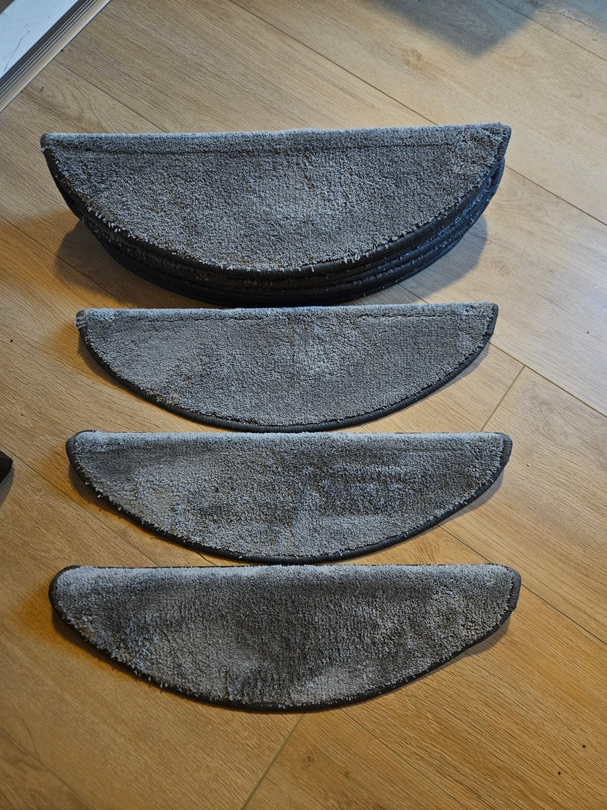 Set van 15 grijze halvemaan trapmatten, Huis en Inrichting, Minder dan 50 cm, Gebruikt, Minder dan 50 cm, Ophalen of Verzenden