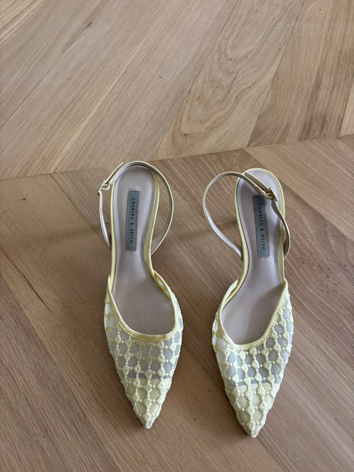 Charles & Keith gele slingback pumps – maat 39, Schoenen met lage hakken, Geel, Ophalen of Verzenden, Zo goed als nieuw