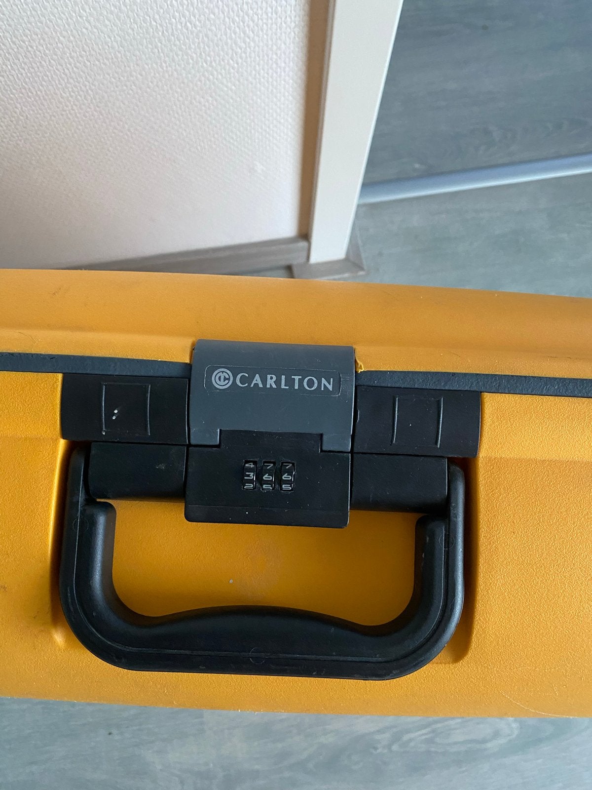 Carlton Koffer Geel met Cijferslot en Wieltjes, Sieraden, Tassen en Uiterlijk, Koffers, Gebruikt, Hard kunststof, Slot, 35 tot 45 cm