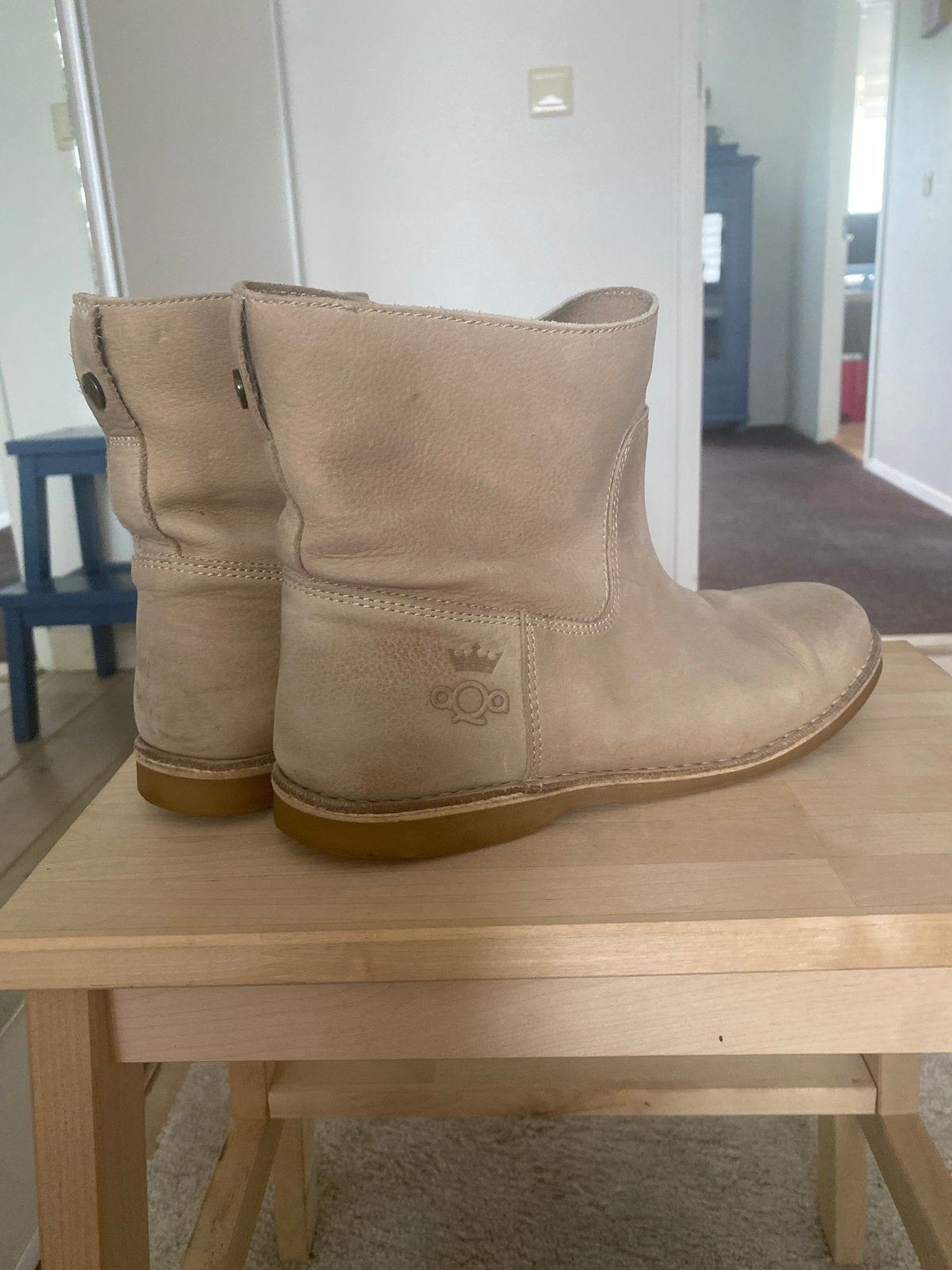 AQA leren enkellaarsjes maat 39 beige, Kleding | Dames, Schoenen, Ophalen of Verzenden, Gedragen, Beige, Lage of Enkellaarzen