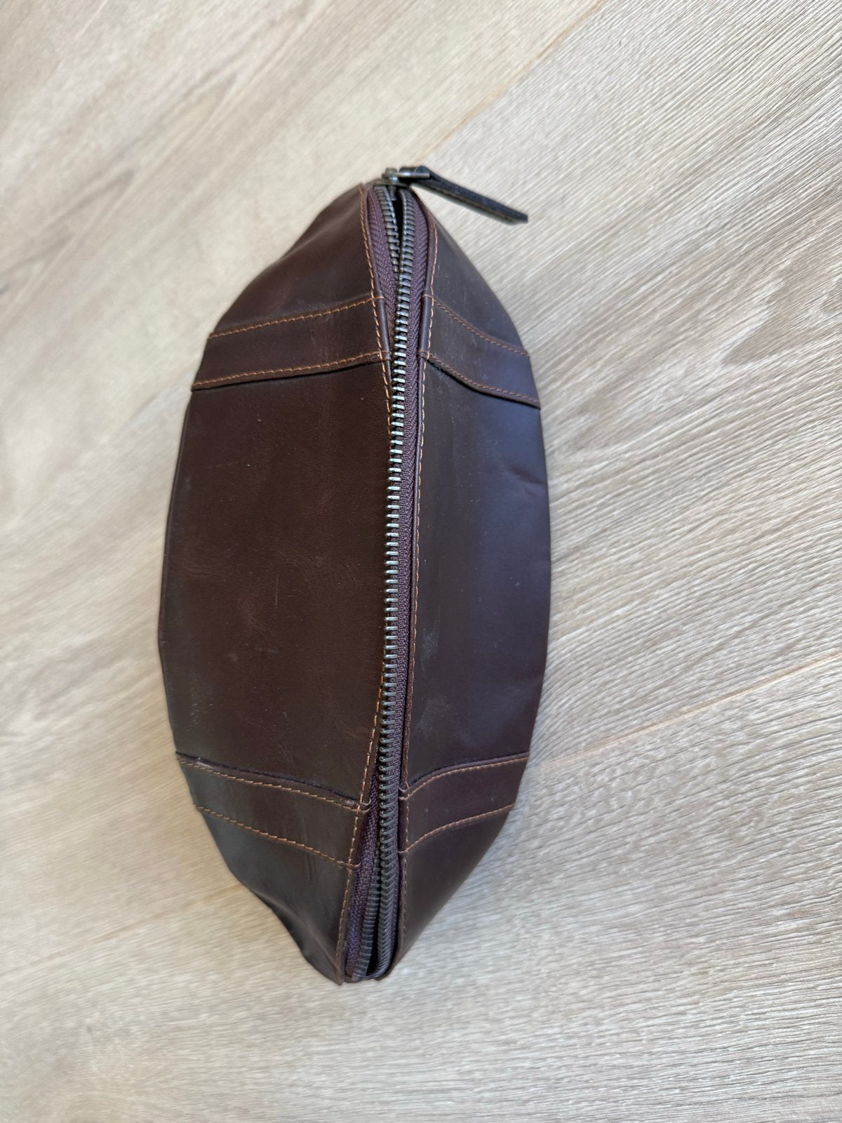 Leren toilettas/etui in rugbybal-vorm - Bruin, Ophalen of Verzenden, Gebruikt, Bruin, Heer of Dame