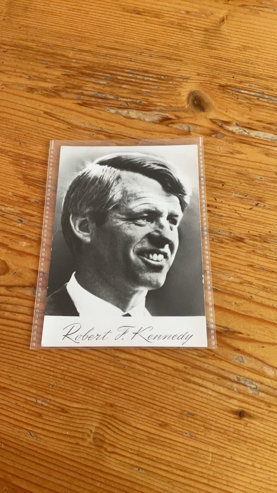 Postkaart - Robert F. Kennedy, Ophalen of Verzenden, 1960 tot 1980, Ongelopen, Sterren en Beroemdheden