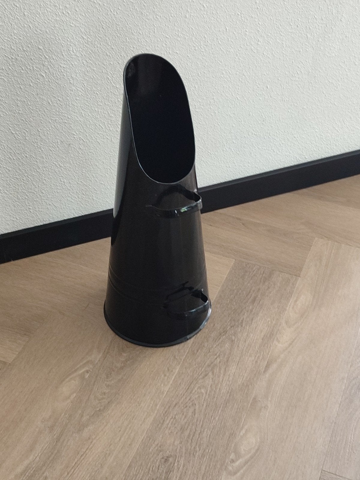 Zwarte kolenkit / haardhoutemmer, Ophalen