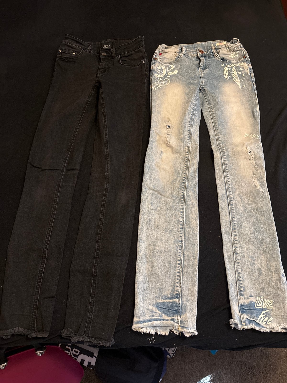2 spijkerbroeken: Zwarte Only jeans & Lichtblauwe jeans, Ophalen of Verzenden, Gedragen, Zwart, W27 (confectie 34) of kleiner