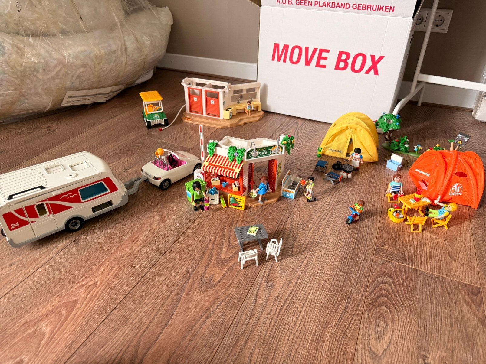 PLAYMOBIL Camping +sanitair gebouw +Zwembad +camper met auto, Ophalen, Gebruikt