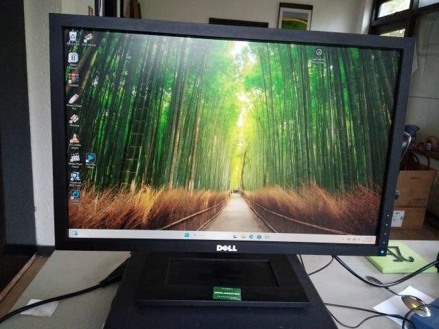 Dell E2210c 22-inch Monitor. 2 stuks, Computers en Software, Monitoren, IPS, Kantelbaar, Refurbished, Full HD