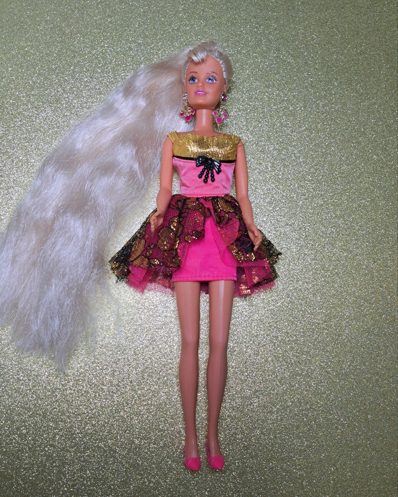 Vintage Hasbro Sindy barbiepop in party jurk 1990s, Ophalen of Verzenden, Zo goed als nieuw, Barbie