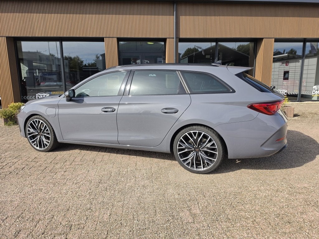 CUPRA Leon Sportstourer VZ e-Hybrid (bj 2022, automaat), Auto's, Gebruikt, 4 cilinders, Leon, Leder en Stof