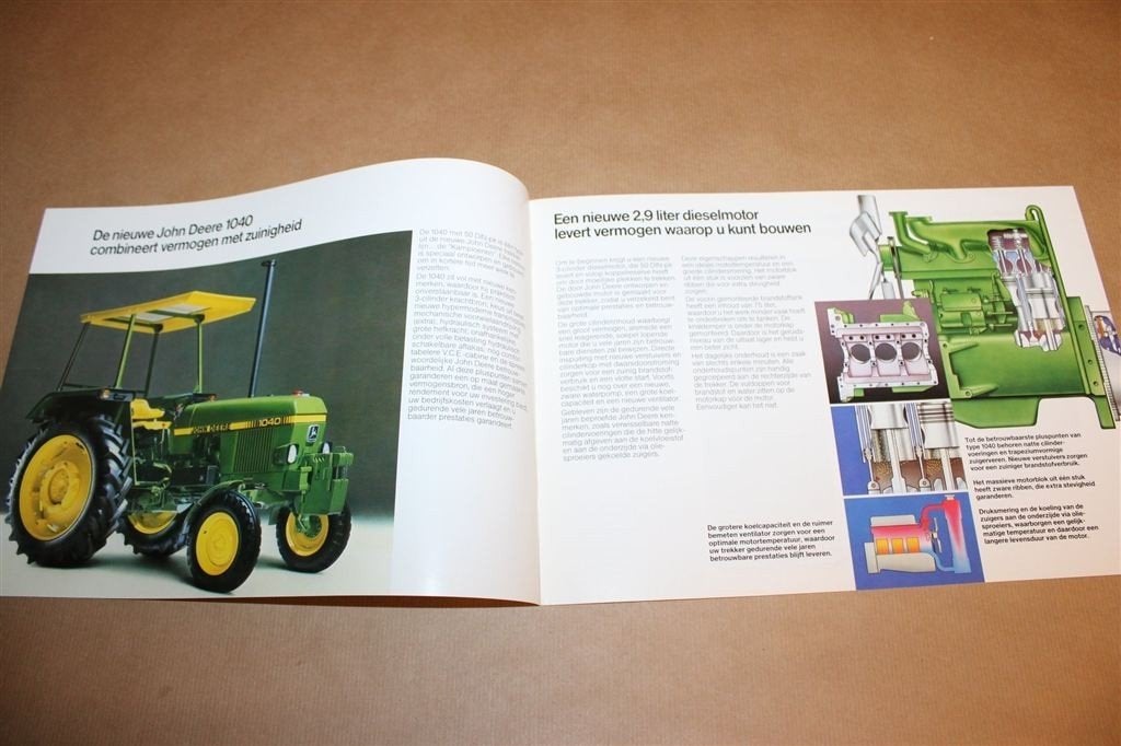 De Nieuwe John Deere 1040 — Originele Tractorfolder 1979, Ophalen of Verzenden, Gelezen