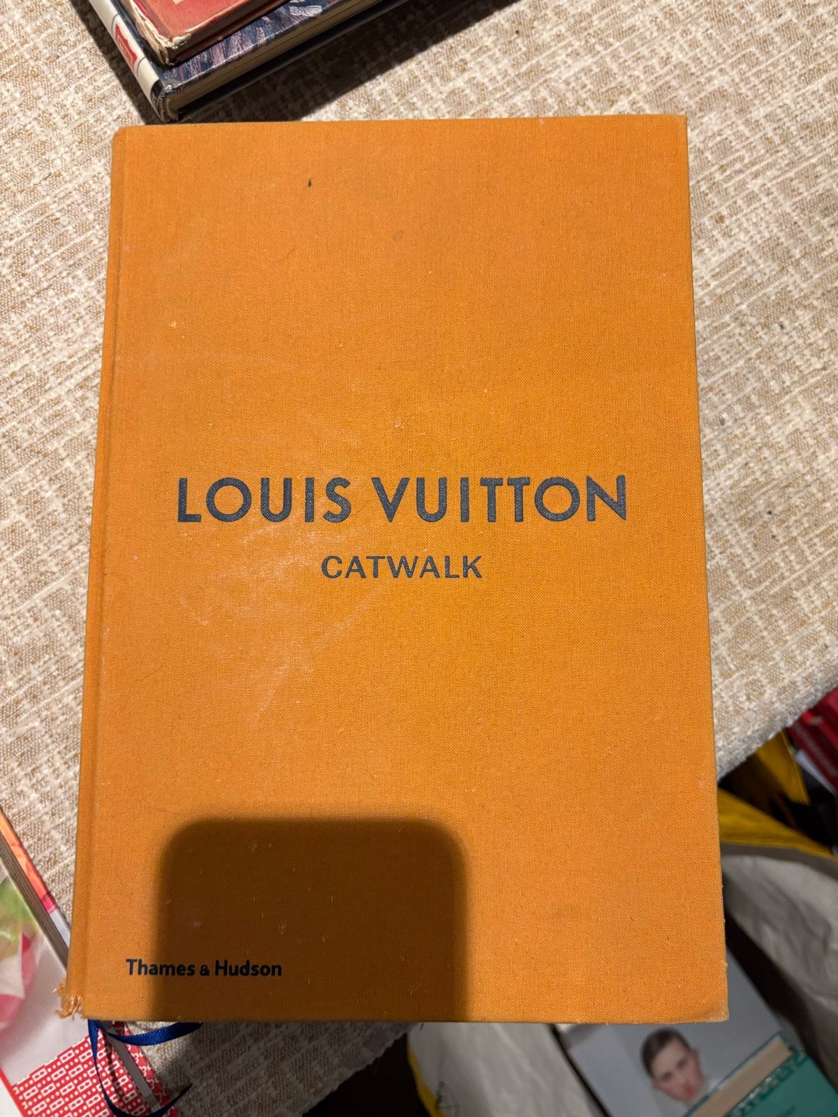 Louis Vuitton Catwalk koffietafelboek - beschadigd, Ophalen of Verzenden, Gelezen, Mode algemeen