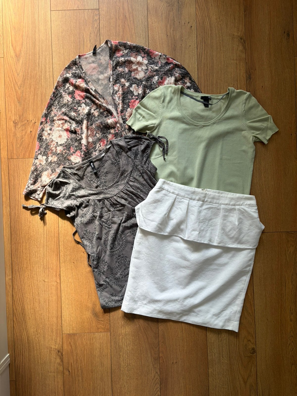 Leuk pakket dames kleding met vestje, 2 tops en rok, Ophalen of Verzenden, Gedragen, Maat 38/40 (M)