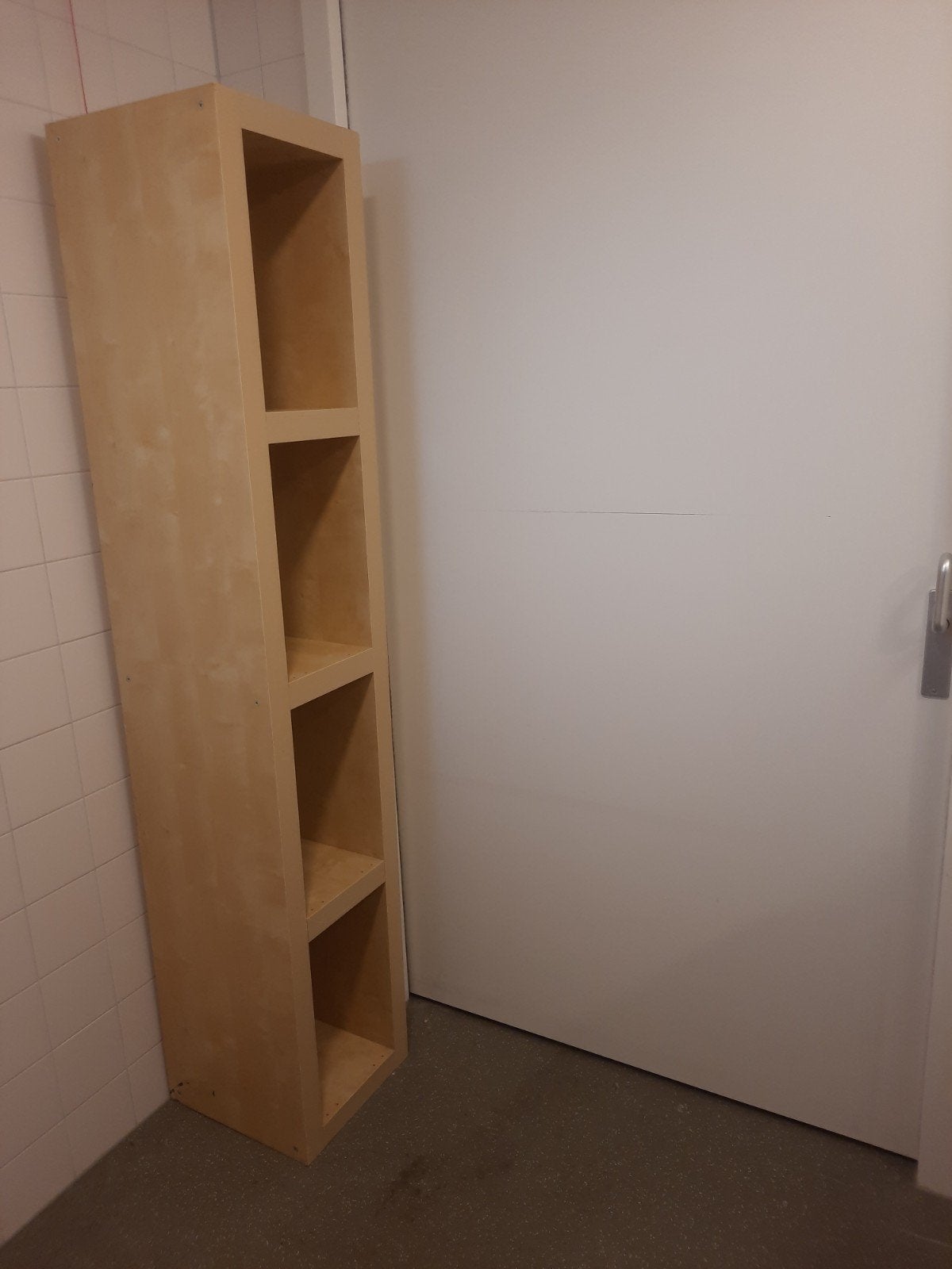 Houten smalle kast met 4 vakken, Ophalen of Verzenden, Gebruikt