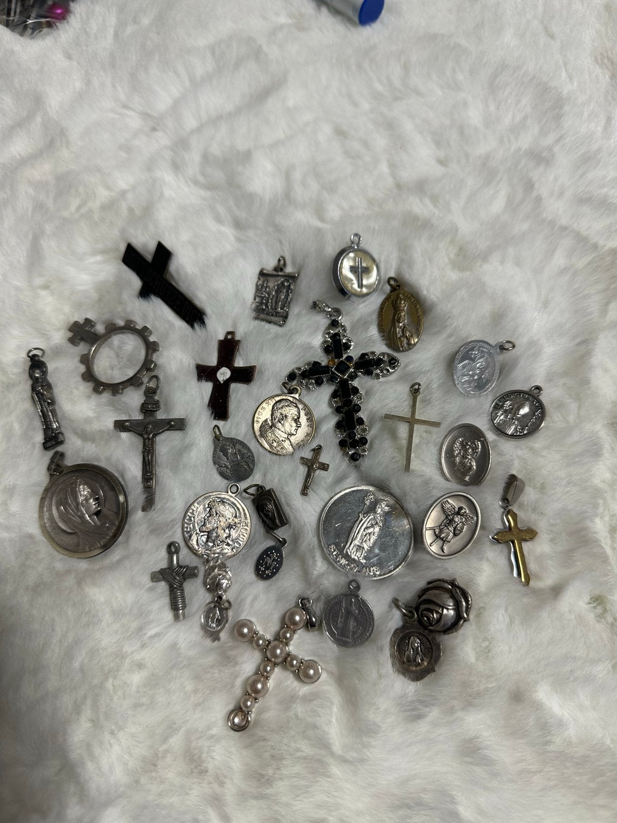 28 Religieuze hangers en kruisjes - Divers assortiment, Verzamelen, Religie, Ophalen of Verzenden, Gebruikt, Sieraad, Christendom | Katholiek