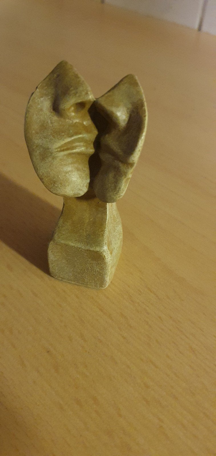 Sculptuur 'De Kus' – In de stijl van Hans Kuyper (Speksteen), Ophalen of Verzenden, Zo goed als nieuw, Mens