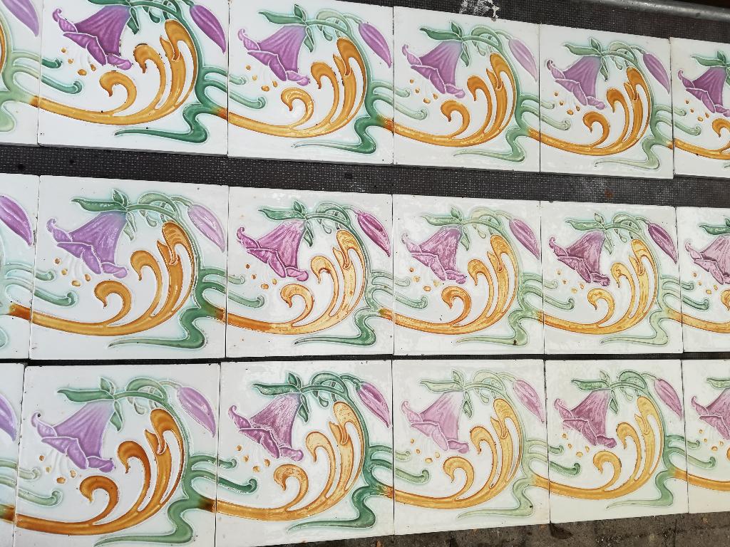 47 stuks Jugendstil / art nouveau wandtegels paarse bloem, Antiek en Kunst, Ophalen