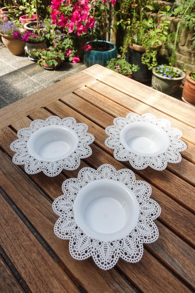 witte kunststof schaaltjes met bloemen kantje - 2,00 pst, Kunststof, Schaal, Rond, Nieuw