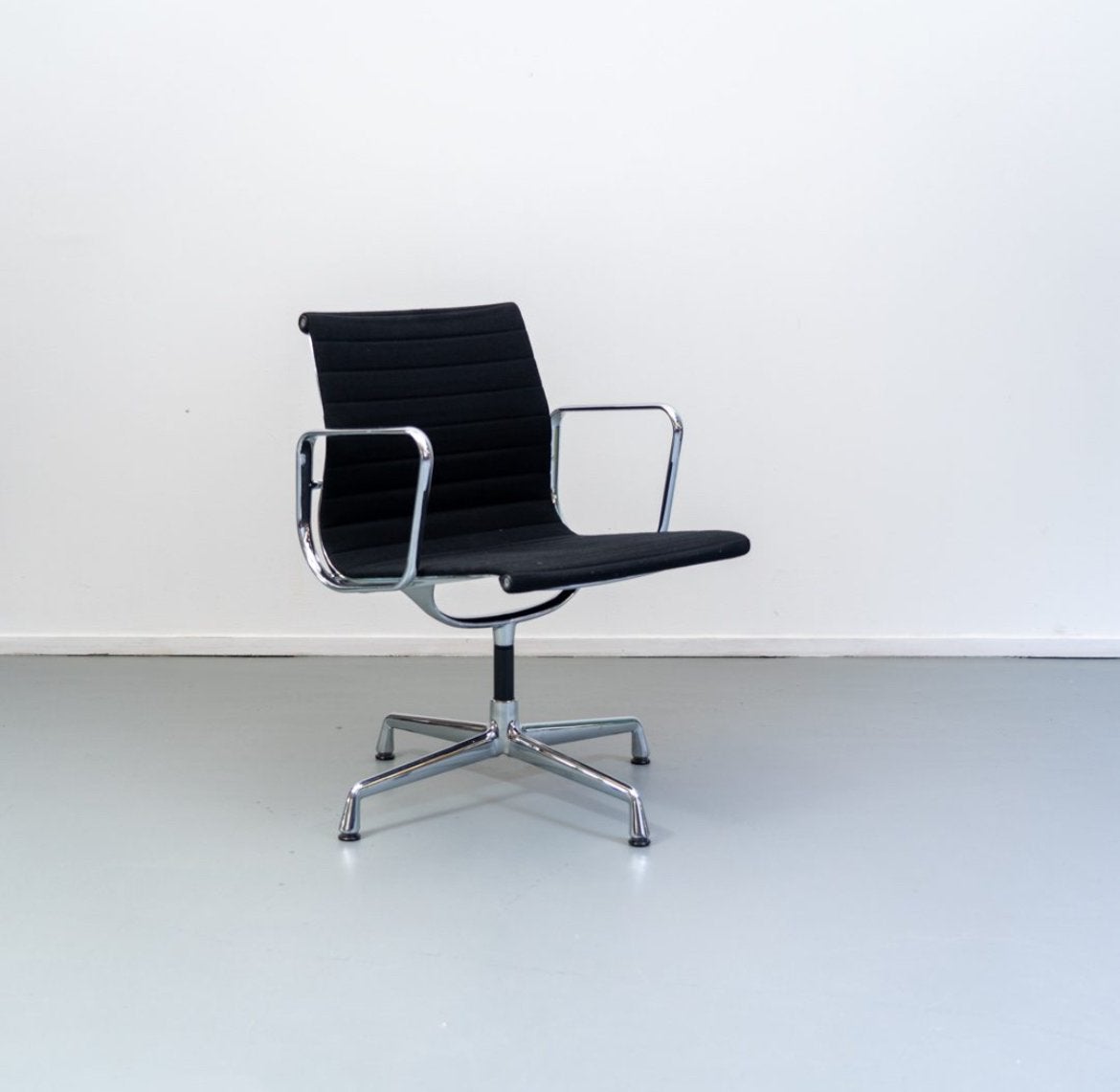 Vitra Eames EA 108 conferentiestoel zwart hopsak - chroom, Ophalen, Gebruikt, Zwart, Eén