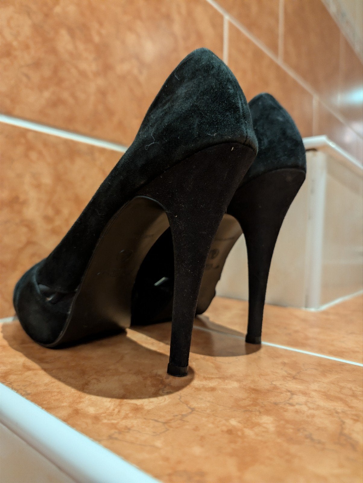 Zwarte suède peep-toe hakken - Maat 39, Ophalen of Verzenden, Gedragen, Zwart
