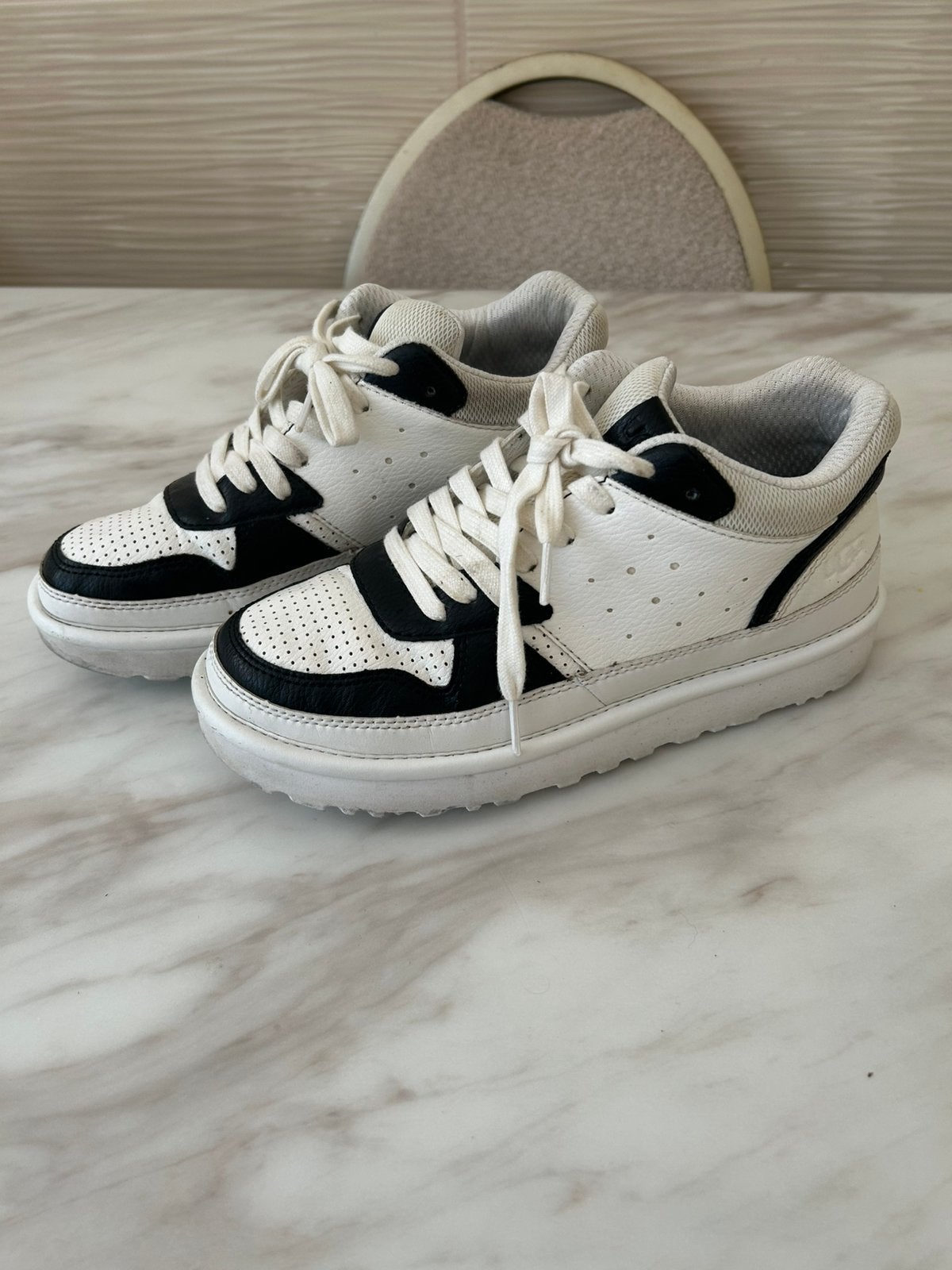 Ugg sport schoenen, Ophalen of Verzenden, Zo goed als nieuw, Zwart, Sneakers of Gympen