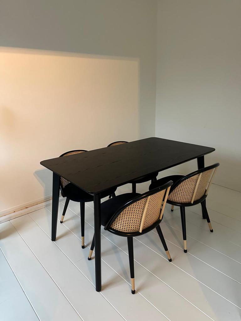 Ikea  zwarte Lisboa eettafel 140 x 78cm, Ophalen, 100 tot 150 cm, 50 tot 100 cm, Zo goed als nieuw