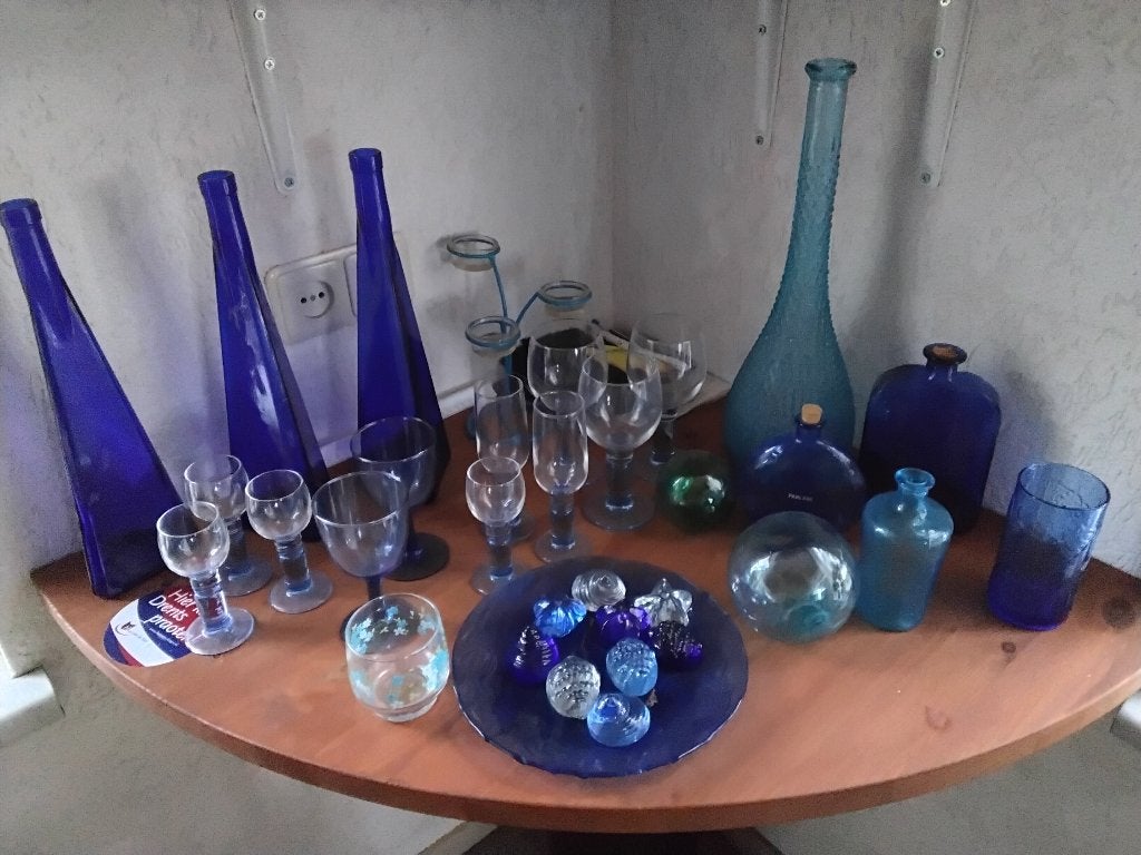 Blauw glas partijtje glazen en vazen, Antiek en Kunst, Ophalen