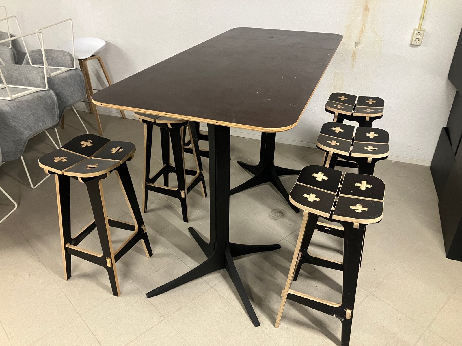 Te koop stamtafel incl. 6 krukken., Ophalen, Zo goed als nieuw