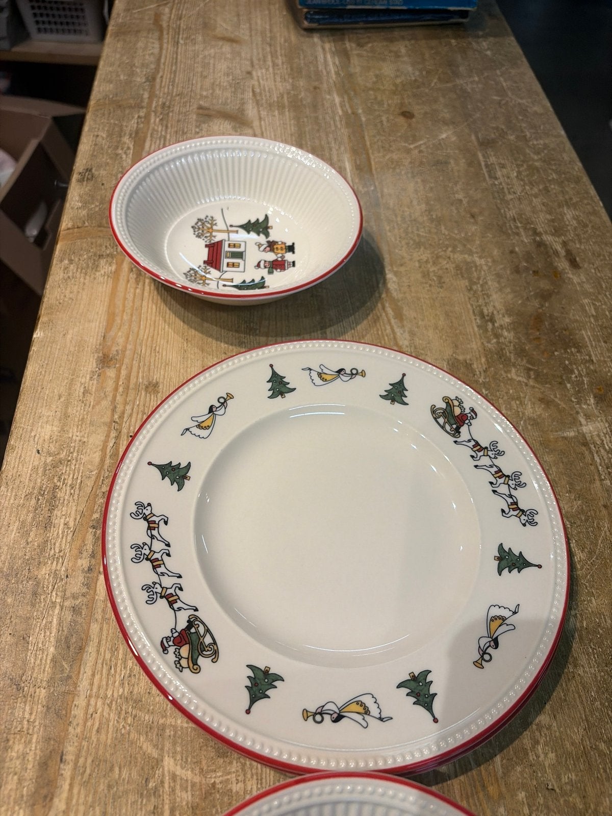Wedgwood Windsor Christmas servies - 2 borden, 3 kommen, Ophalen, Klassiek, Zo goed als nieuw, Wedgwood