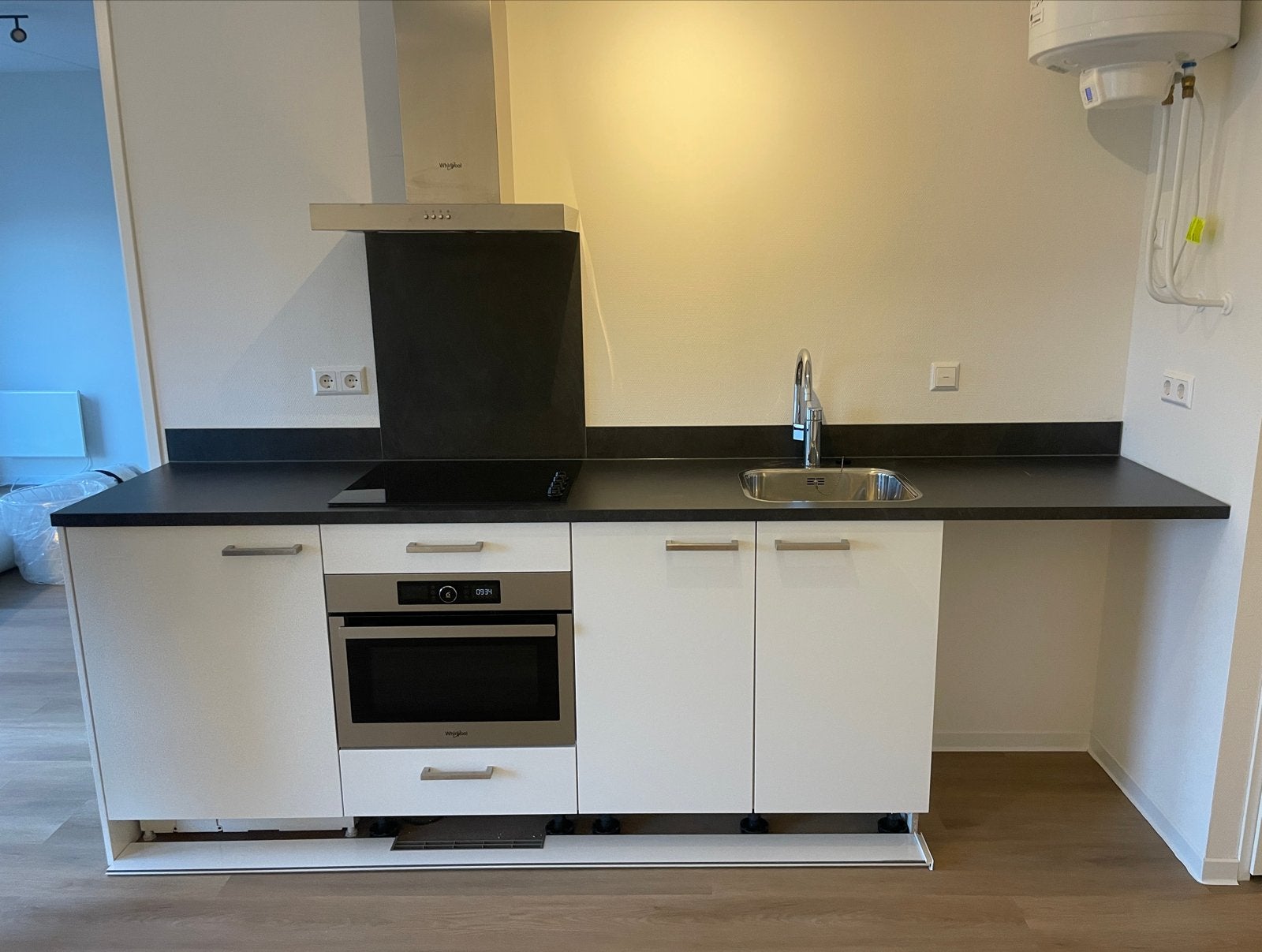 Moderne witte keuken Keller met inbouwapparatuur, Ophalen, Wit, Enkelwandige keuken, Kunststof