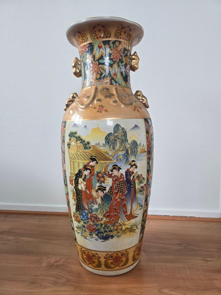 Grote Chinese handgeschilderde vaas met traditionele scènes, Antiek en Kunst, Antiek | Vazen, Ophalen of Verzenden