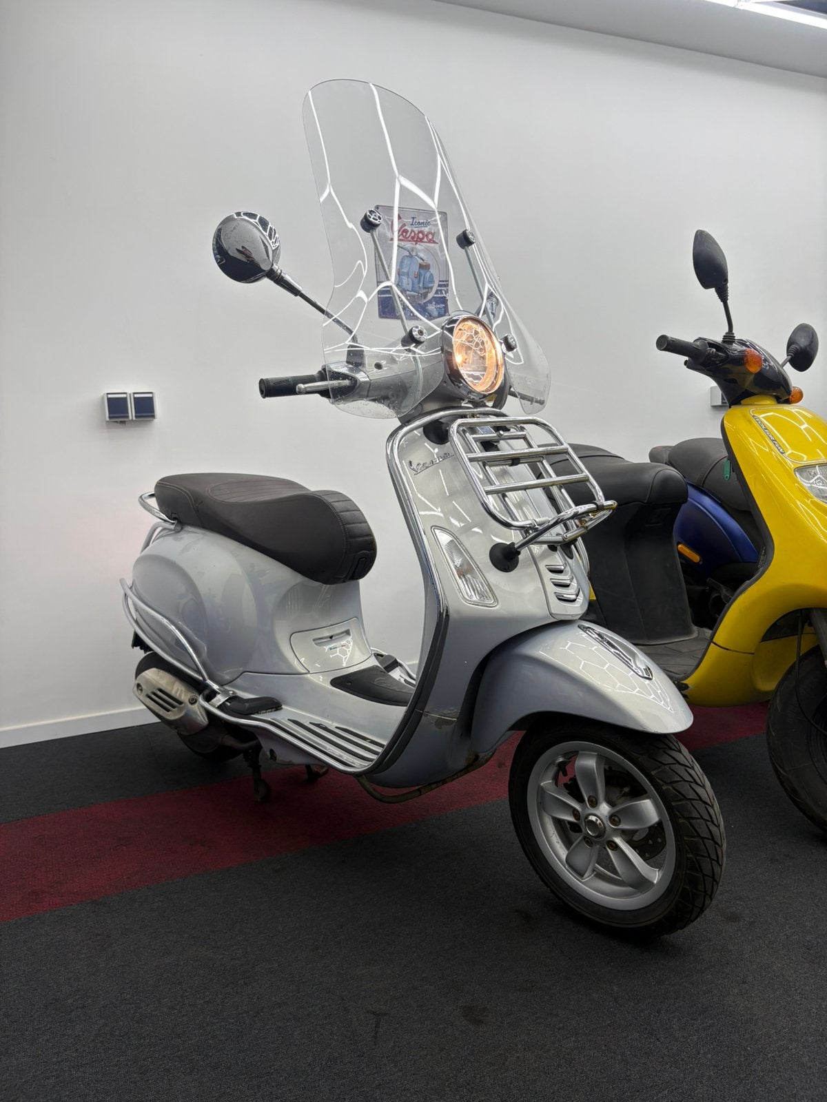 Vespa Primavera touring 2016 4t 4v, Fietsen en Brommers, Ophalen, Zo goed als nieuw, Benzine