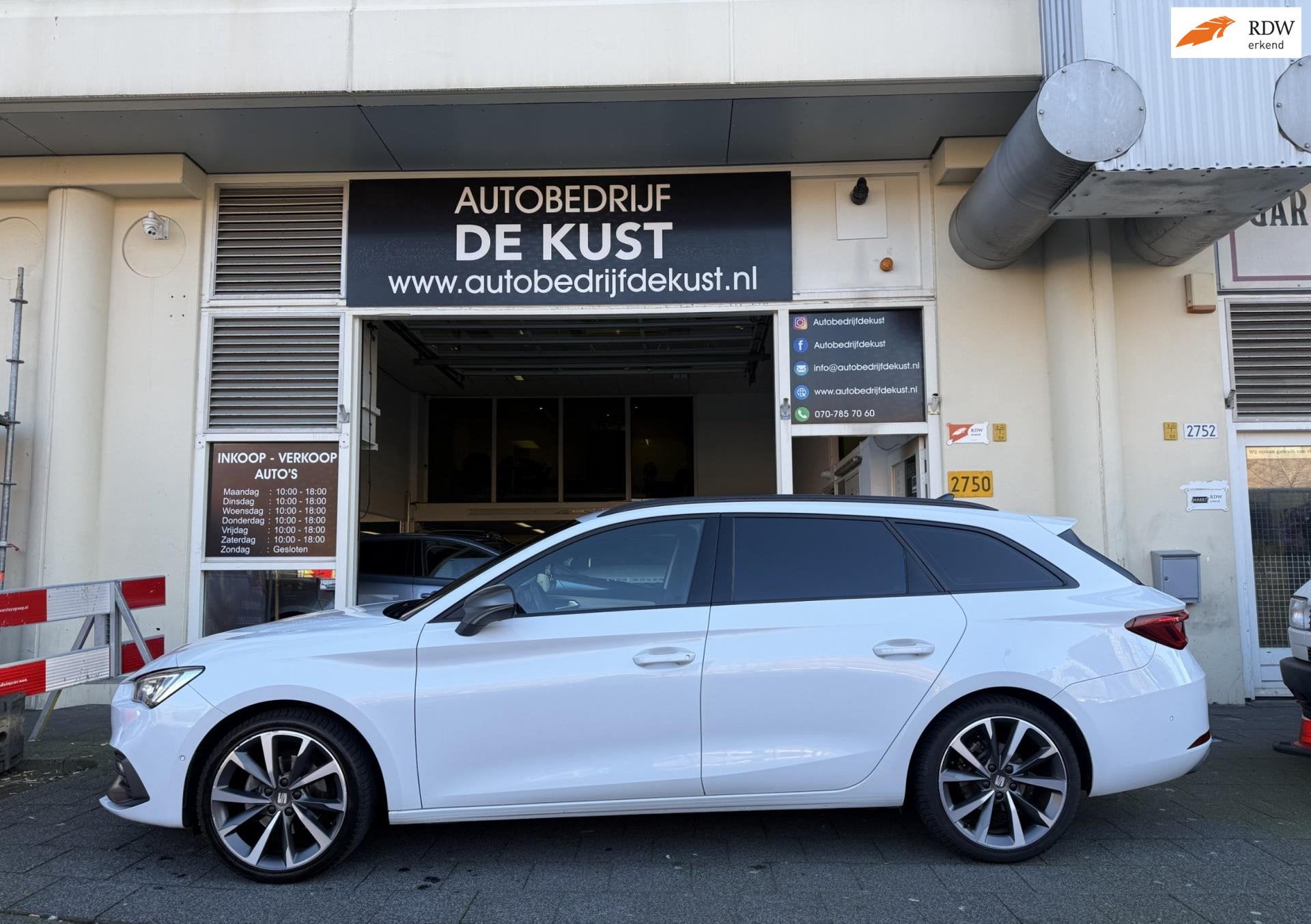Seat Leon Sportstourer 1.0 eTSI AUT 2021 FR, Auto's, 1304 kg, Gebruikt, 700 kg, Leon