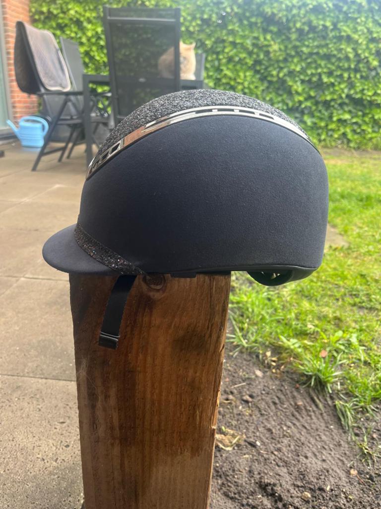 Donkerblauwe QHP cap, maat 55-56 cm. €10, Ophalen of Verzenden, Zo goed als nieuw, Dressuur