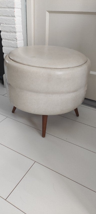 Vintage naaipoef cremewit met schuine pootjes, Hout, Minder dan 50 cm, Gebruikt, Rond