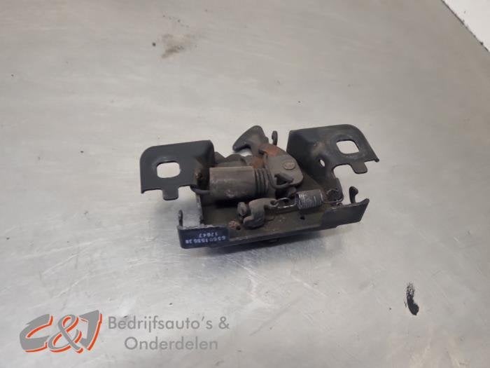 Slotmechaniek Motorkap van een Renault Trafic