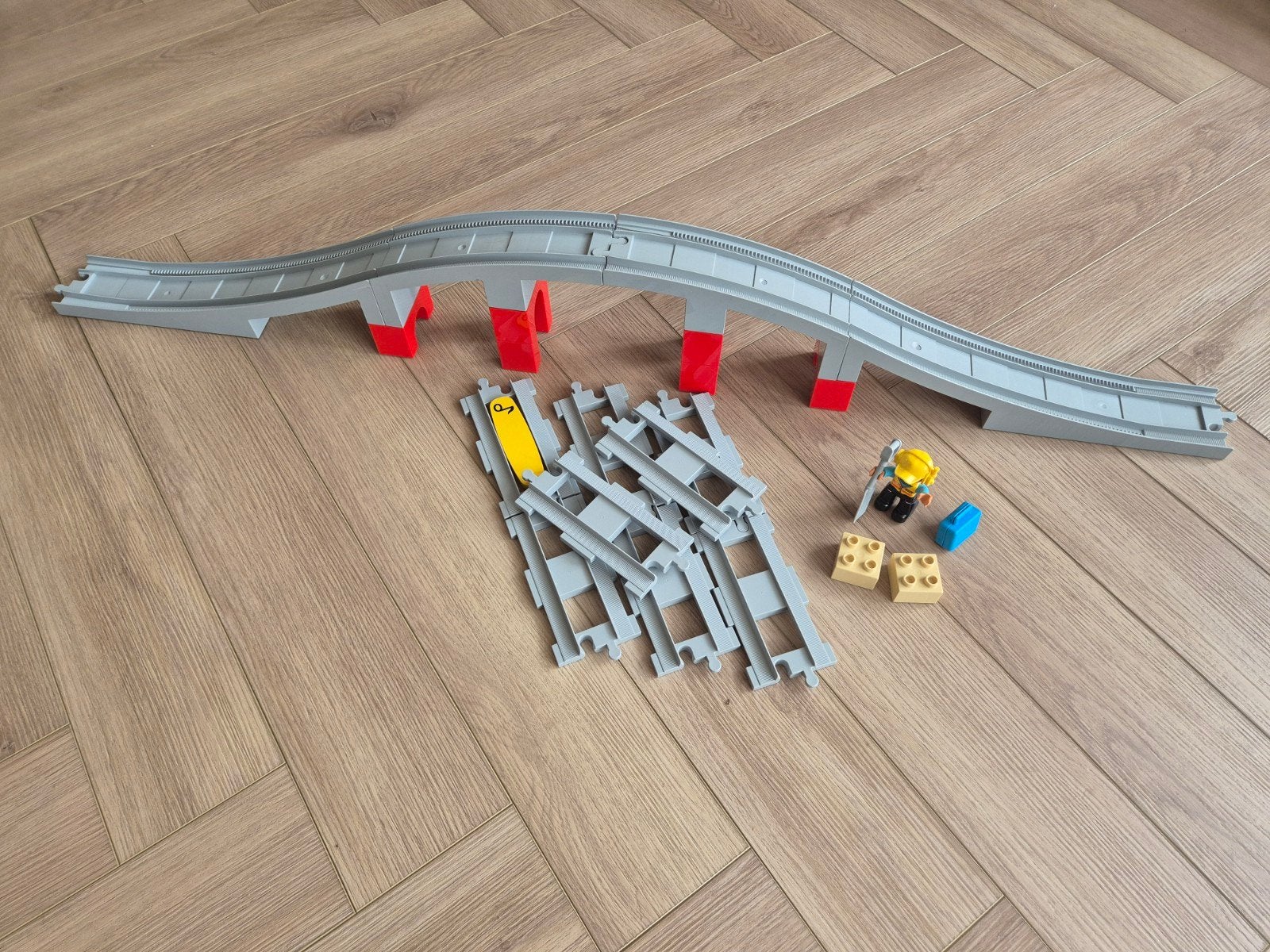 Duplo treinbrug en rails, Kinderen en Baby's, Speelgoed | Duplo en Lego, Ophalen, Gebruikt, Accessoire, Inclusief minifiguren